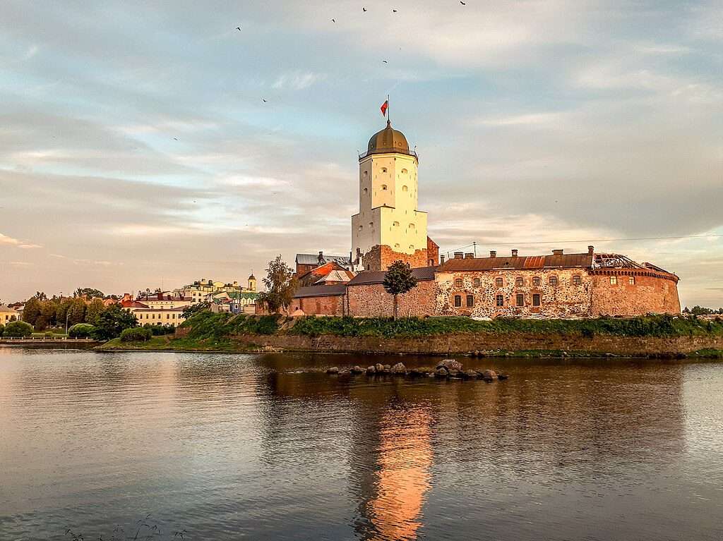 Выборгский замок на закате