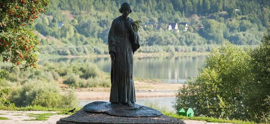 Памятник Марине Цветаевой в Тарусе